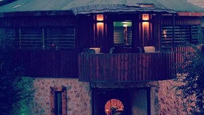 A building with a balcony and a circular window. - Olive Palace Restaurant and Lounge  (al-Khader)