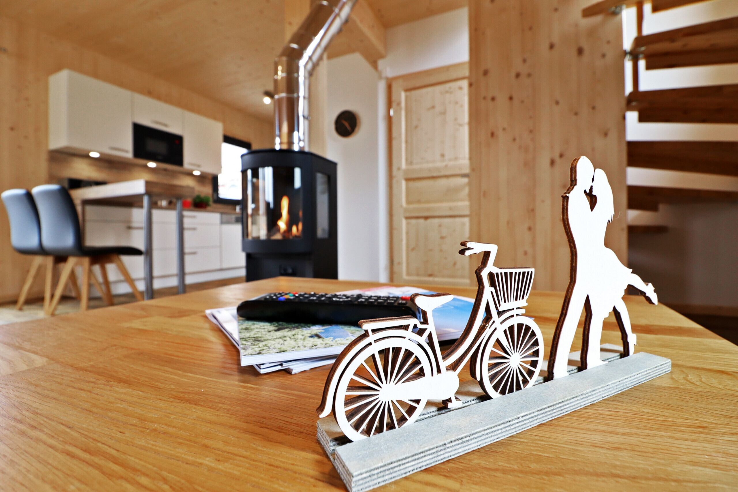 Un interior de madera con cocina, comedor y chimenea.