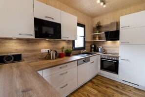 Frigorifero, microonde, forno, piano cottura