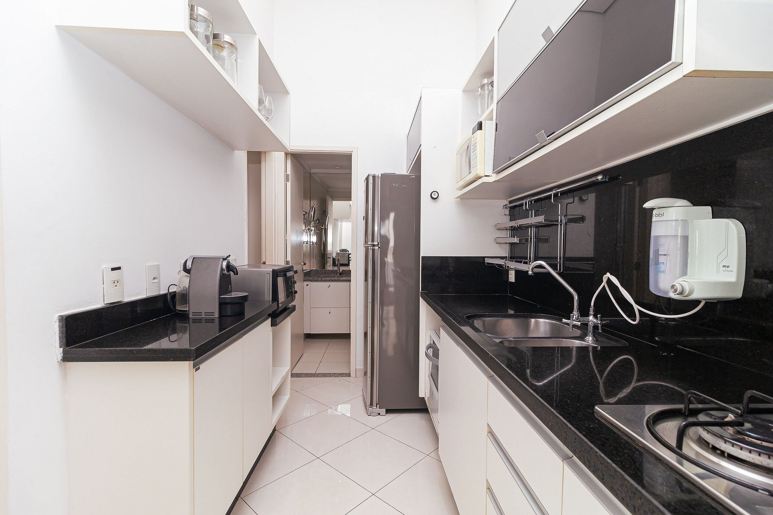 Kühlschrank, Mikrowelle, Ofen, Wasserkocher mit Kaffee-/Teezubehör