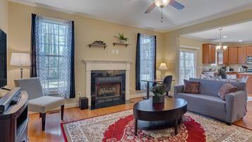 Smart TV, chimenea, servicios de streaming, estéreo