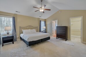 4 bedrooms, desk, iron/ironing board, free WiFi