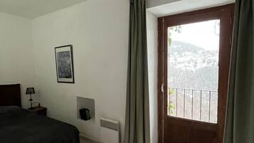 1 dormitorio, tabla de planchar con plancha, cuna de viaje