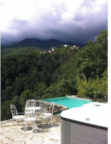 Piscine et jacuzzi suspendus entre montagne et vallée