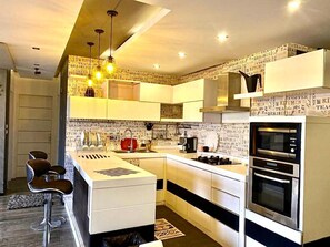 ثلاجة، ميكروويف، فرن، موقد طهي مسطح