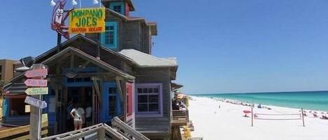 Ranta lähistöllä, aurinkotuoleja