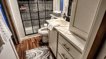 Douche, serviettes fournies, savon, shampoing