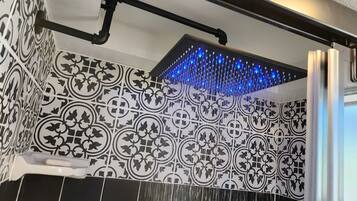 Douche, serviettes fournies, savon, shampoing