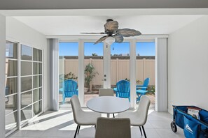 Outdoor dining - Palm Bay Club on Siesta Key see our new bathrooms. (Siesta Key)