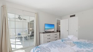 Makuuhuoneessa on sänky, televisio, lipasto ja lasiliukuovi, joka johtaa parvekkeelle.