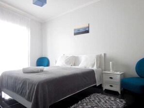 5 bedrooms, desk, iron/ironing board, travel cot
