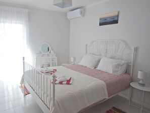 5 bedrooms, desk, iron/ironing board, travel crib - RARE ! House 180m2 with terrace in historical center. (Tavira)
