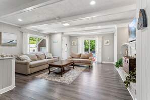 TV - Coastal Retreat @ Coliseum| Pool, Bonus Rm, Gazebo (Hampton)