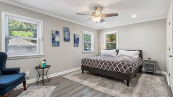 3 chambres, bureau, fer et planche à repasser, lit parapluie