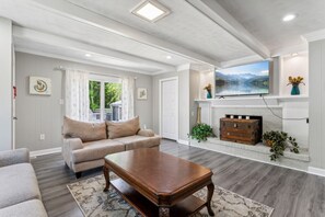 TV - Coastal Retreat @ Coliseum| Pool, Bonus Rm, Gazebo (Hampton)