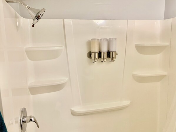 ヘアドライヤー、タオル、石鹸、シャンプー