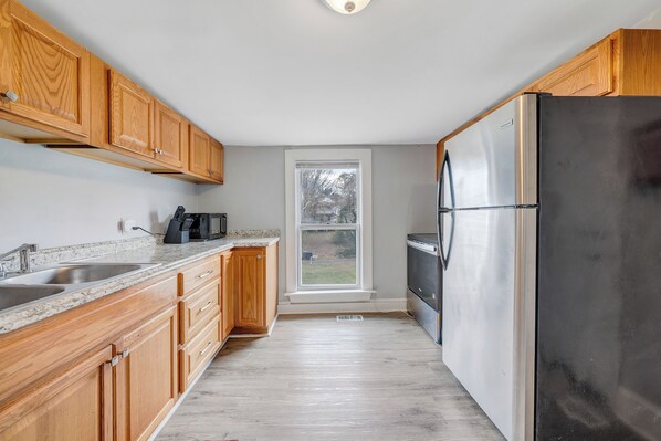 Fridge, microwave, oven, stovetop - Downtown Roanoke (Roanoke)