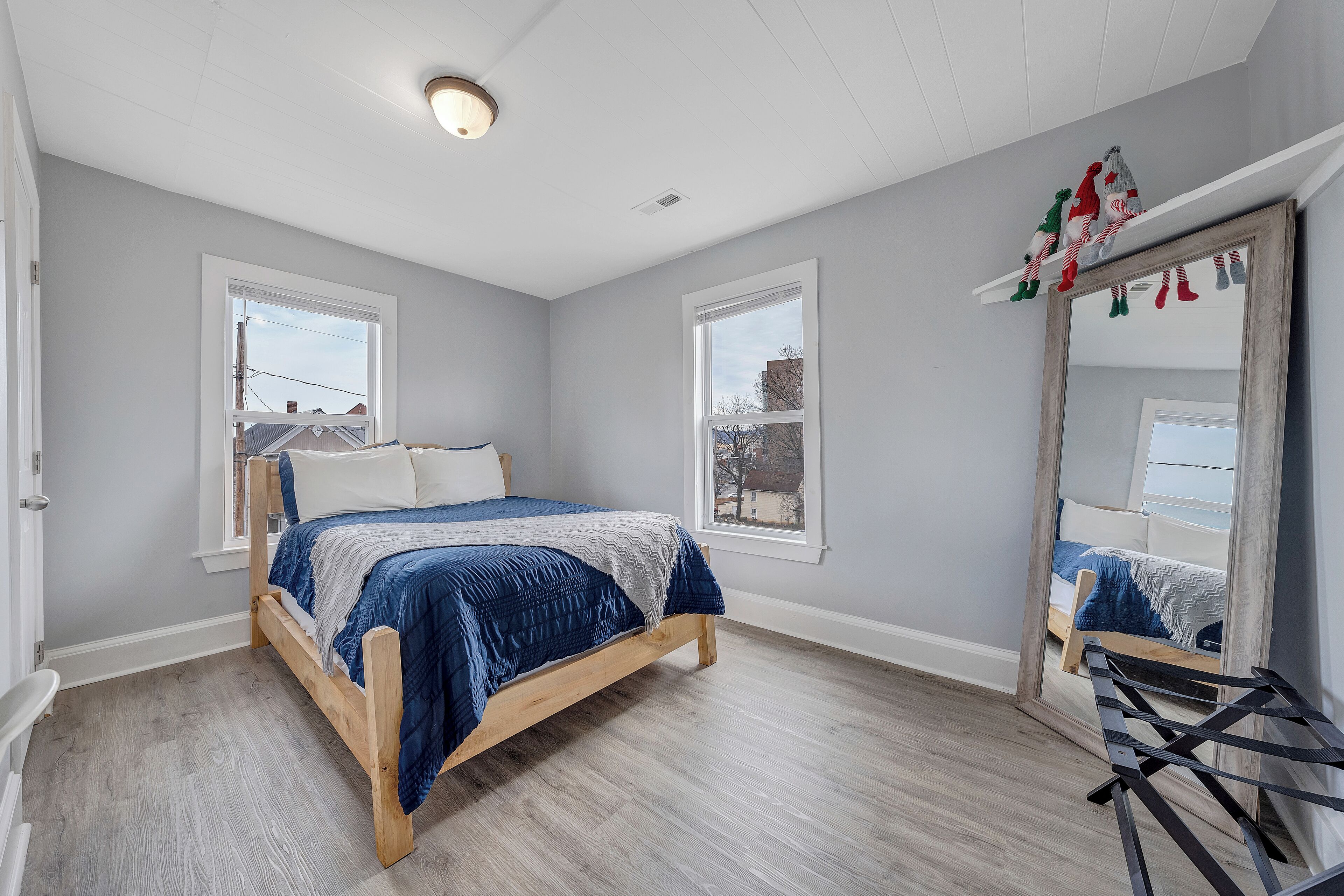 3 habitaciones, escritorio, tabla de planchar con plancha y wifi gratis 