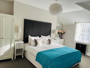 8 Schlafzimmer, Betten mit Memory-Foam-Matratzen, Bügeleisen/Bügelbrett