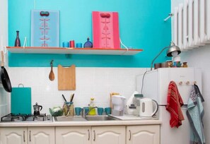 Kühlschrank, Herdplatte, Wasserkocher, Mixer