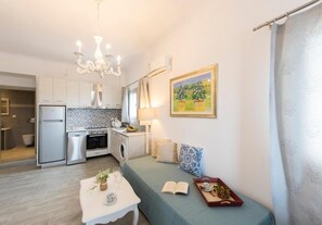 Apartment, 2 Schlafzimmer, Meerblick | Minibar, individuell dekoriert, individuell eingerichtet