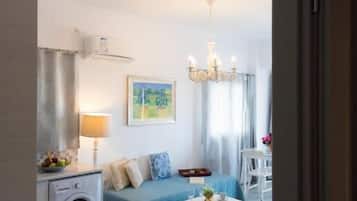 Apartamento, 2 quartos, vista para o mar | Área de estar | TV LED 36 polegadas com canais via satélite, TV