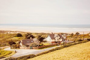 Playa en los alrededores y camastros