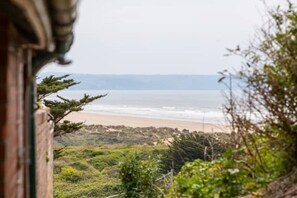 Una playa cerca, sillas reclinables de playa