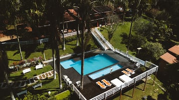 2 piscinas externas, espreguiçadeiras