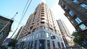 Un immeuble de grande hauteur doté de nombreux balcons et de grandes fenêtres.