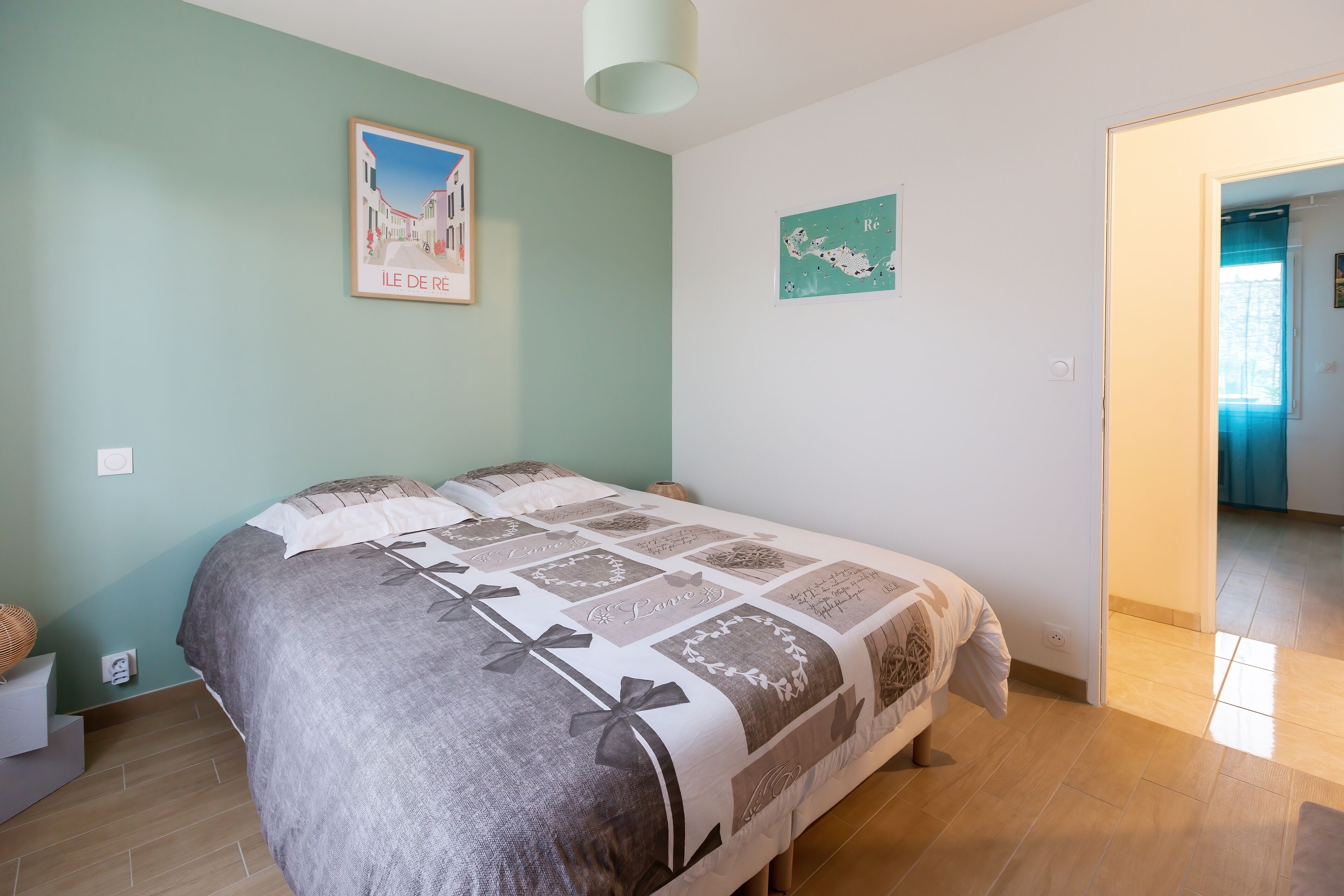 Un dormitorio con una cama, un cuadro en la pared y un mapa.