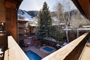 Property grounds - New Stunning 3BR, 3BA Steps from Gondola with AC! (Aspen)