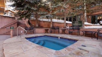 Utendørsbasseng og et oppvarmet basseng