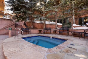 Piscina a l'aire lliure i piscina climatitzada 