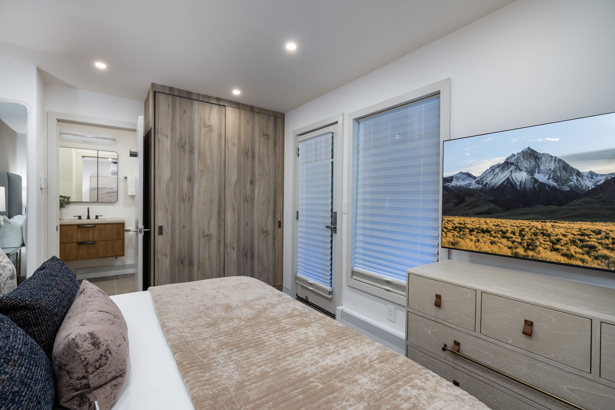 3 habitaciones, escritorio, tabla de planchar con plancha y wifi gratis 