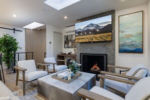 Smart TV, fireplace, stereo, offices - New Stunning 3BR, 3BA Steps from Gondola with AC! (Aspen)