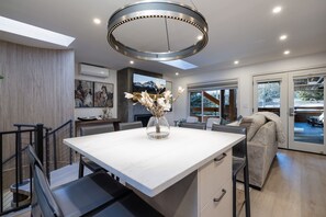 Dining - New Stunning 3BR, 3BA Steps from Gondola with AC! (Aspen)
