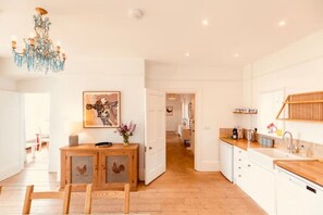 Geladeira, micro-ondas, cooktop, lava-louças