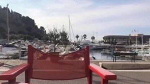 A red table with a cup of coffee and a plate of food, overlooking a marina with boats. - Duplex apartment in the heart of Cassis village (Cassis)