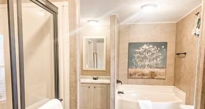 Beautiful Waterfront 3 Bed/2 bath Hideaway. GREAT FLAT YARD!