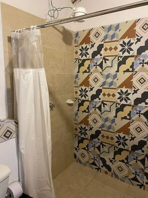 Shower, towels, soap, shampoo - quiet cottage with pool (San José de Pare)