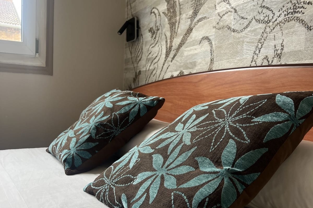 Habitación doble Confort, 1 cama matrimonial, tina | Escritorio y espacio para trabajar con laptop