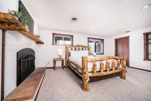 3 soverom, skrivebord, strykejern/-brett og reiseseng for barn