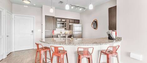 Kjøleskap, mikrobølgeovn, ovn og kokeplater