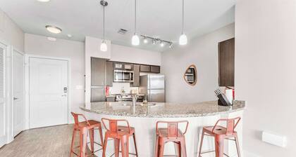 Prime SoCo 2BR King Suite w/ GymPickleballLaundry