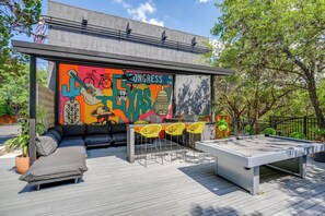 Outdoor dining - Prime SoCo cute studio w/ laundryWiFi, 7 Min to DT (Austin)