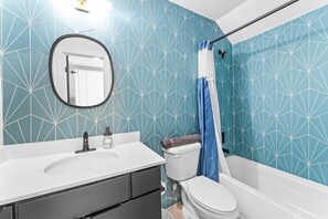 Shower, hair dryer, towels - Prime SoCo cute studio w/ laundryWiFi, 7 Min to DT (Austin)