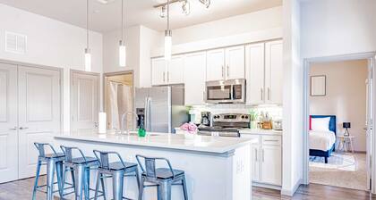 Comfy 2BR king suite, fast WiFi, 8 min to Downtown