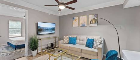 1 dormitorio, tabla de planchar con plancha, wifi y ropa de cama