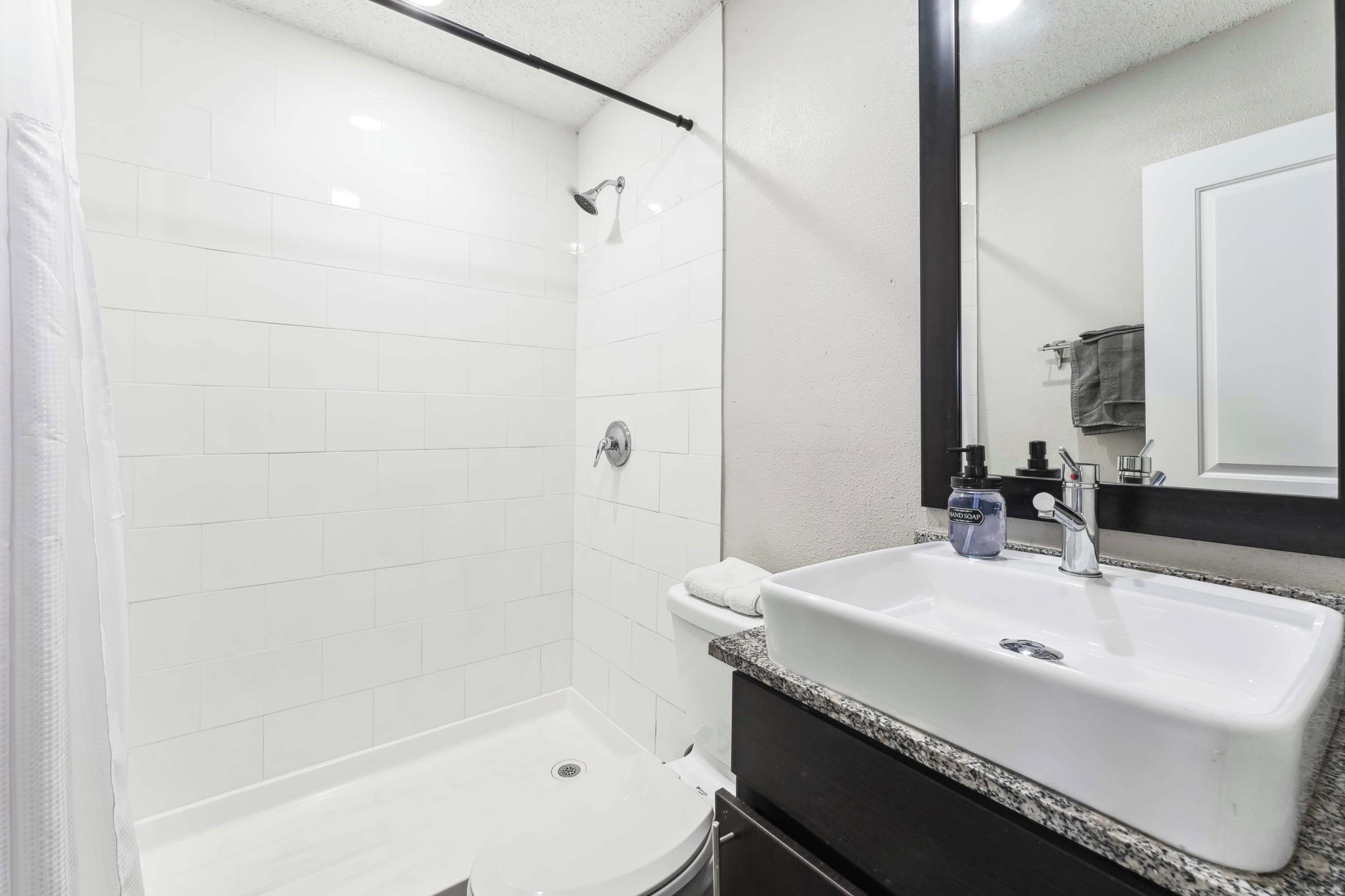 Dusj, hårføner og sjampo